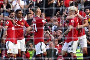 Anthony celebra com companheiros do United um dos gols da vitória neste sábado