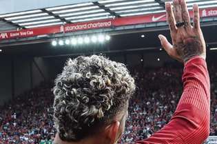 Brasileiro Roberto Firmino se despede da torcida do Liverpool, após seu último jogo em Anfield