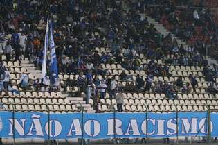 Faixa contra o racismo estendida na Arena do Jacaré durante jogo do Cruzeiro