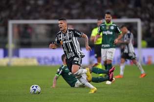 Paulinho teve poucas chances de deixar sua marca diante da forte defesa do Palmeiras, no Mineirão