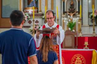 A cerimônia de "imposição do chapéu" na igreja Matriz de São Tiago