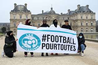 Mulheres protestam na França para que o uso do hijab seja liberado também no futebol