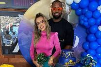 Ao lado da esposa, Patty Gonçalves, Dedé celebrou aniversário de 35 anos no último sábado (1), com tema nas cores do Cruzeiro