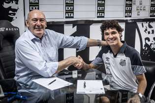 Lateral Dodô assinou contrato com o Santos FC nesta segunda (10) ao lado do presidente Andres Rueda