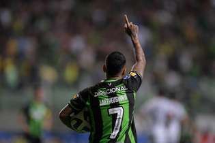Matheusinho marcou duas vezes sobre o Colo-Colo no Independência