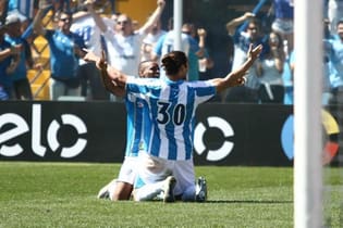 Jogadores do Avaí comemoram gol no estádio da Ressacada