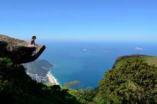 Turista na pedra da Gávea, o maior monolito à beira-mar do mundo, com 842 m de altura