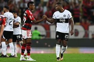 Autor do gol da vitória rubro-negra, Bruno Henrique cumprimenta adversário após a partida
