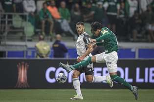 Hulk tenta dominar a bola diante da marcação do zagueiro Gustavo Gómez