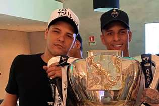 Gustavo e Guilherme Arana com a taça da Copa do Brasil de 2021