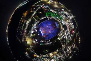Imagem aérea e iluminada do Estádio de Rodeios, em Barretos