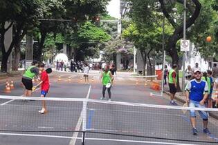 Moradores de Belo Horizonte participam de atividade física nas ruas da capital