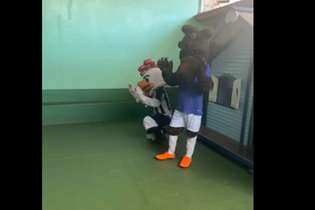 Mascotes de Atlético e Cruzeiro surpreendem crianças em escola