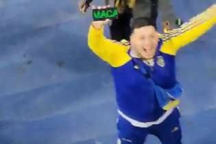 Torcedor do Boca Juniors exibe celular com a palavra "macaco" para torcedores do Palmeiras