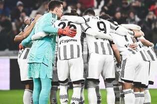 Jogadores da Juventus se reúnem antes de início de partida