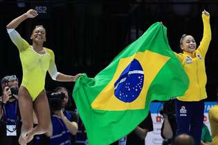 Rebeca Andrade e Flávia Saraiva comemoram as medalhas conquistadas neste domingo (8) no Mundial de Ginástica