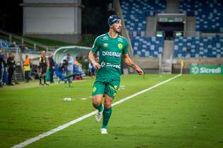 Uendel usando uma proteção na cabeça durante jogo contra Bragantino, em 2022