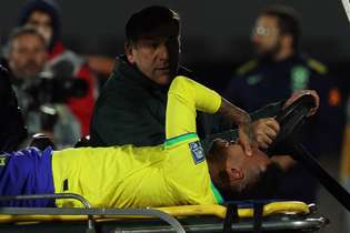 Neymar deixa gramado do estádio Centenário chorando