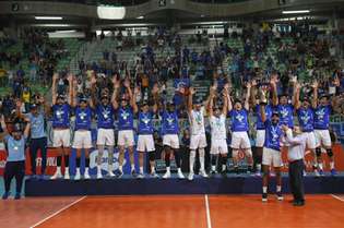 Time comemora vitória no Campeonato Mineiro de Vôlei Masculino