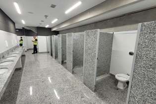Banheiros estão sem porta no setor visitante da Arena MRV