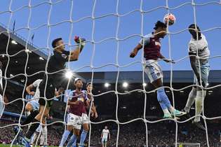 Douglas Luiz brilha e Aston Villa vence West Ham de Paquetá