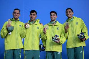 Nadadores brasileiros Fernando Scheffer, Guilherme Costa, Murilo Setin Sartori e Breno Correia ficaram com o ouro
