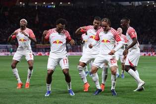 Jogadores do Leipzig celebram com a torcida a grande vitória sobre o Colônia