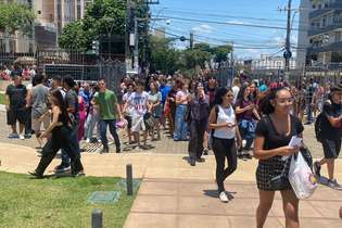 Estudantes entram na PUC Minas do Coração Eucarístico para fazer primeiro dia de prova do Enem