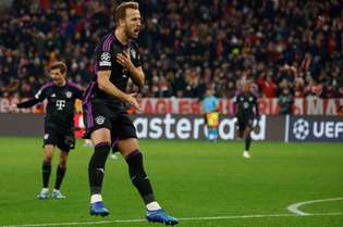Kane comemora gol do Bayern sobre o Galatasaray