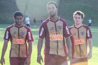 Júnior César, Ronaldinho Gaúcho e Bernard na Cidade do Galo