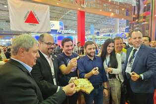 O vice-governador Mateus Simões, ao lado do ministro do Turismo, Celso Sabino, distribuiu queijo canastra na inauguração do estande