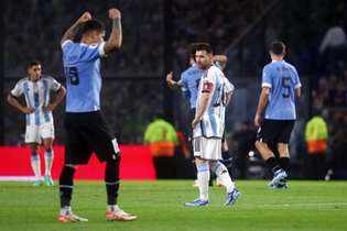 Diante de um desolado Messi, jogadores do Uruguai comemoram a vitória sobre a Argentina