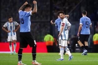 Messi ficou incomodado com provocações feitas por alguns jogadores do Uruguai durante o clássico disputado na Bombonera