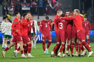 Os jogadores da Sérvia comemoram após se classificarem para o Euro 2024 no final da partida de futebol do Grupo G de qualificação da UEFA Champions League entre Sérvia e Bulgária, no estádio Gradski Dubocica em Leskovac, Sérvia, em 19 de novembro de 2023. A partida terminou em 2 a 2.