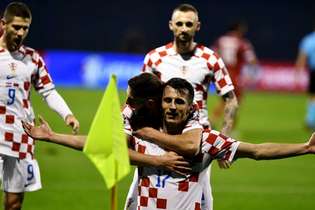 Jogadores da Croácia comemoram o gol de Budimir, que garantiu a classificação direta para a Euro 2024