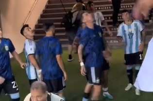 Di María reagiu com uma cusparada depois de torcedores jogarem cerveja nos jogadores argentinos