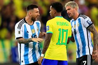 Ataques racistas a Rodrygo começaram após discussão com Messi, durante o clássico entre Brasil e Argentina