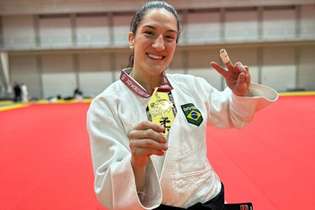 Mayra Aguiar posa com a medalha de ouro conquistada no Japão