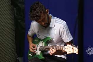 O novo jogador do Atlético é fã de música e sabe até tocar guitarra