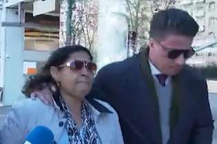 Lúcia Alves, mãe de Daniel Alves, acompanhada por um dos advogados que representou o jogador no caso da acusação de estupro