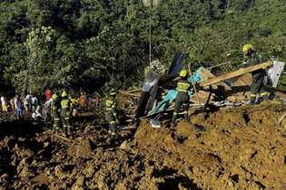 Equipes de resgate trabalham em área de deslizamento de terra na Colômbia