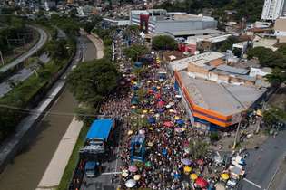 Segundo dia de Ensaio Geral do Carnaval 2-24 arrasta multidão para avenida dos Andradas e vocalista de bloco faz alerta sobre hidratação