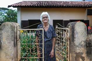 Dona Vica, de 80 anos, viu a casa onde cresceu ser engolida pela lama e, passados 5 anos, pensa em sair do distrito
