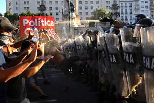 Confronto entre manifestantes e policiais em Buenos Aires