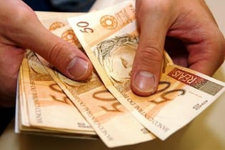 O novo valor do salário mínimo de R$ 1.412 começou a ser pago neste mês de fevereiro
