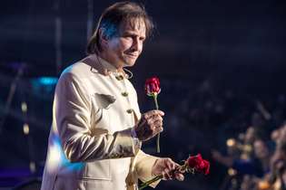 Novo show do Roberto Carlos leva o nome da música "Eu Ofereço Flores", lançada pelo Rei no fim de 2023