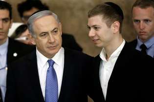 O primeiro ministro israelense, Benjamin Netanyahu, ao lado do filho Yair