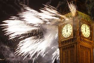 Em Londres, o Big Ben coberto de fogos enquanto badalava a meia noite