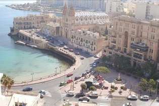 Economia Malta é movimentado porto de trânsito entre sul da Europa e norte da África; na foto, a baía de Mellieha