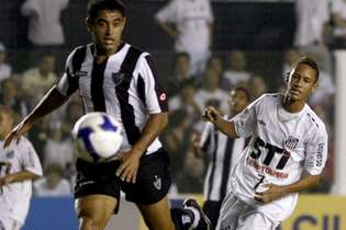 Em jogo marcado por confusão de arbitragem, Galo venceu o Santos por 3 a 2, em 2010